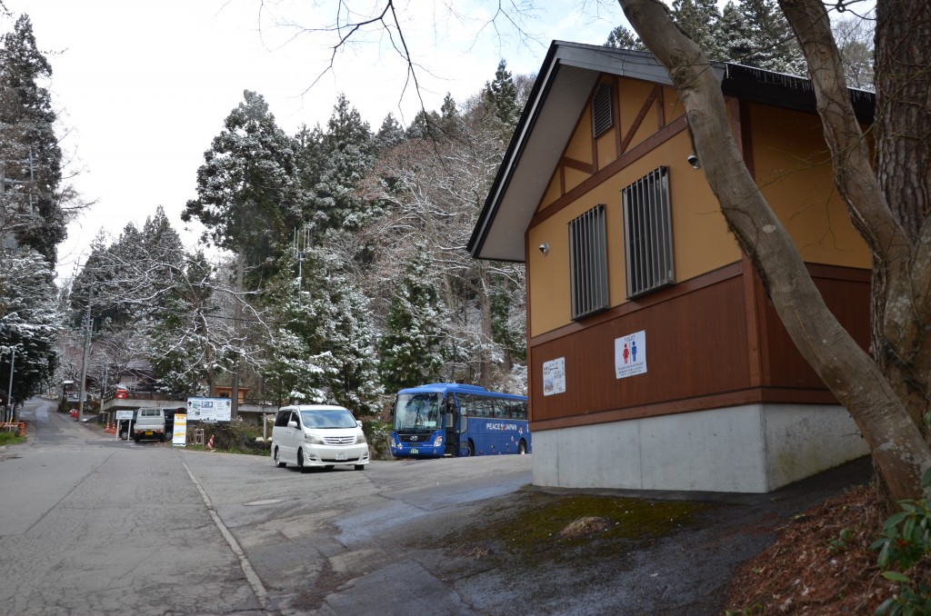 parking-and-bathroom-kanbayashi-snow-monkey-park