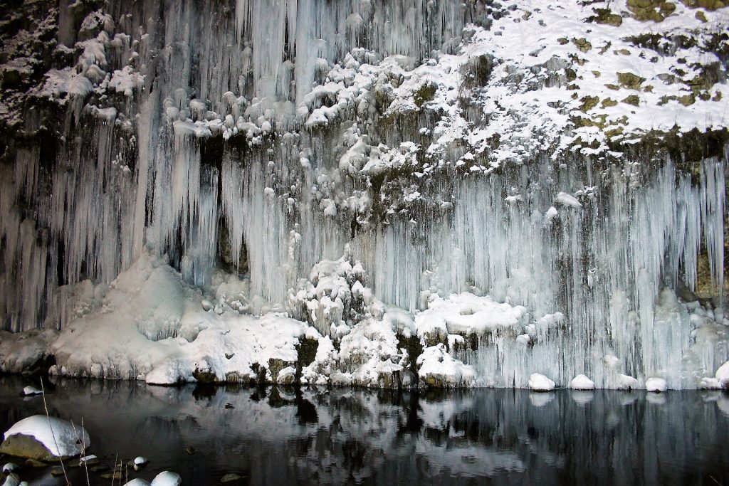 kiso-shirakawa-ice-pillar