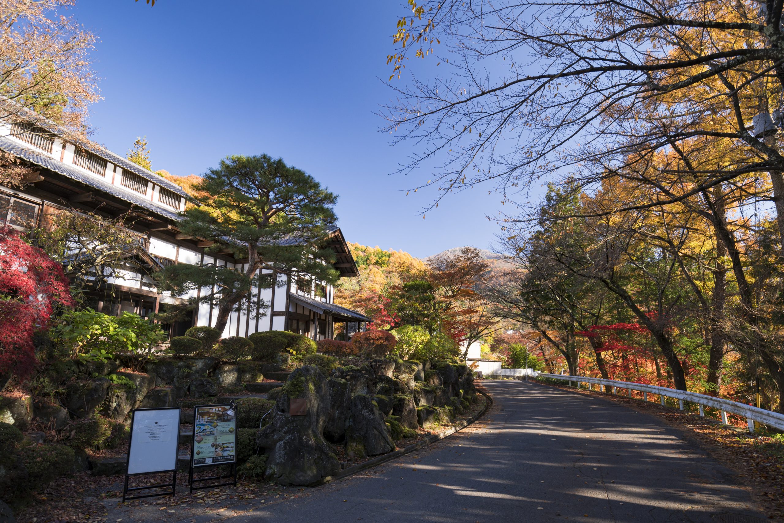 hotarutei-kanbayashi-onsen-autumn-leaves