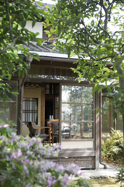 The exterior of Sozanso tea house at Tokugawa-en