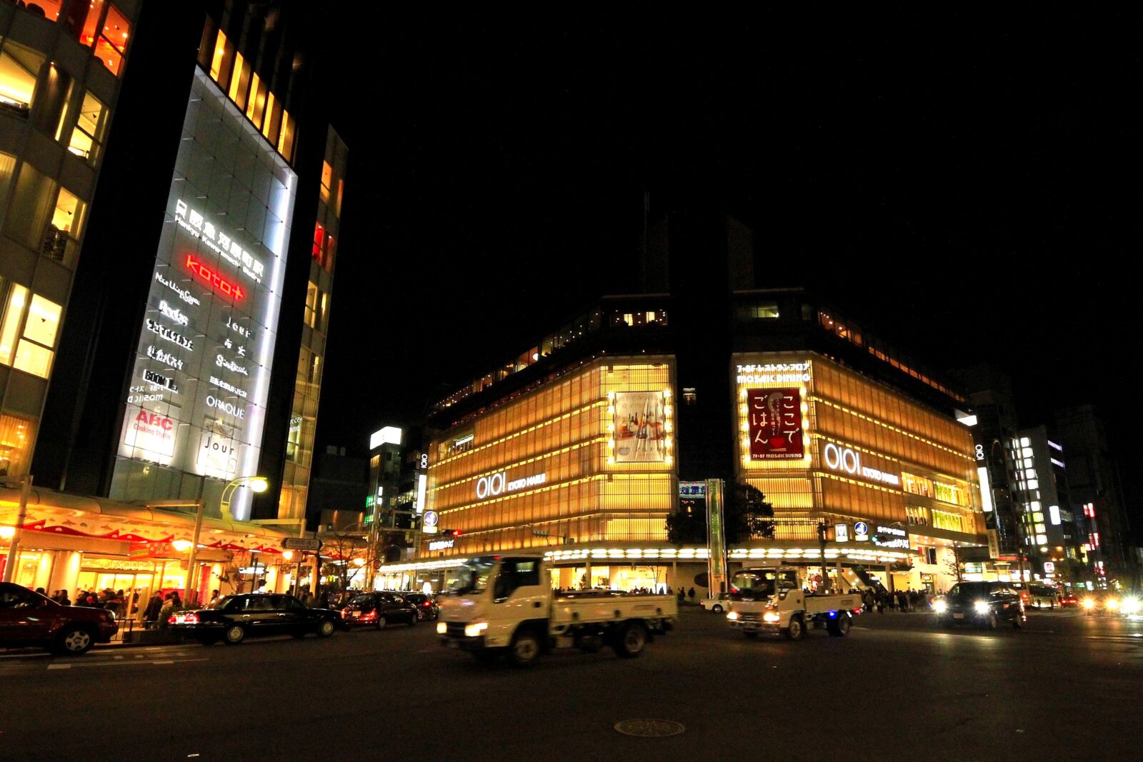 Kawaramachi-street-Kyoto-night