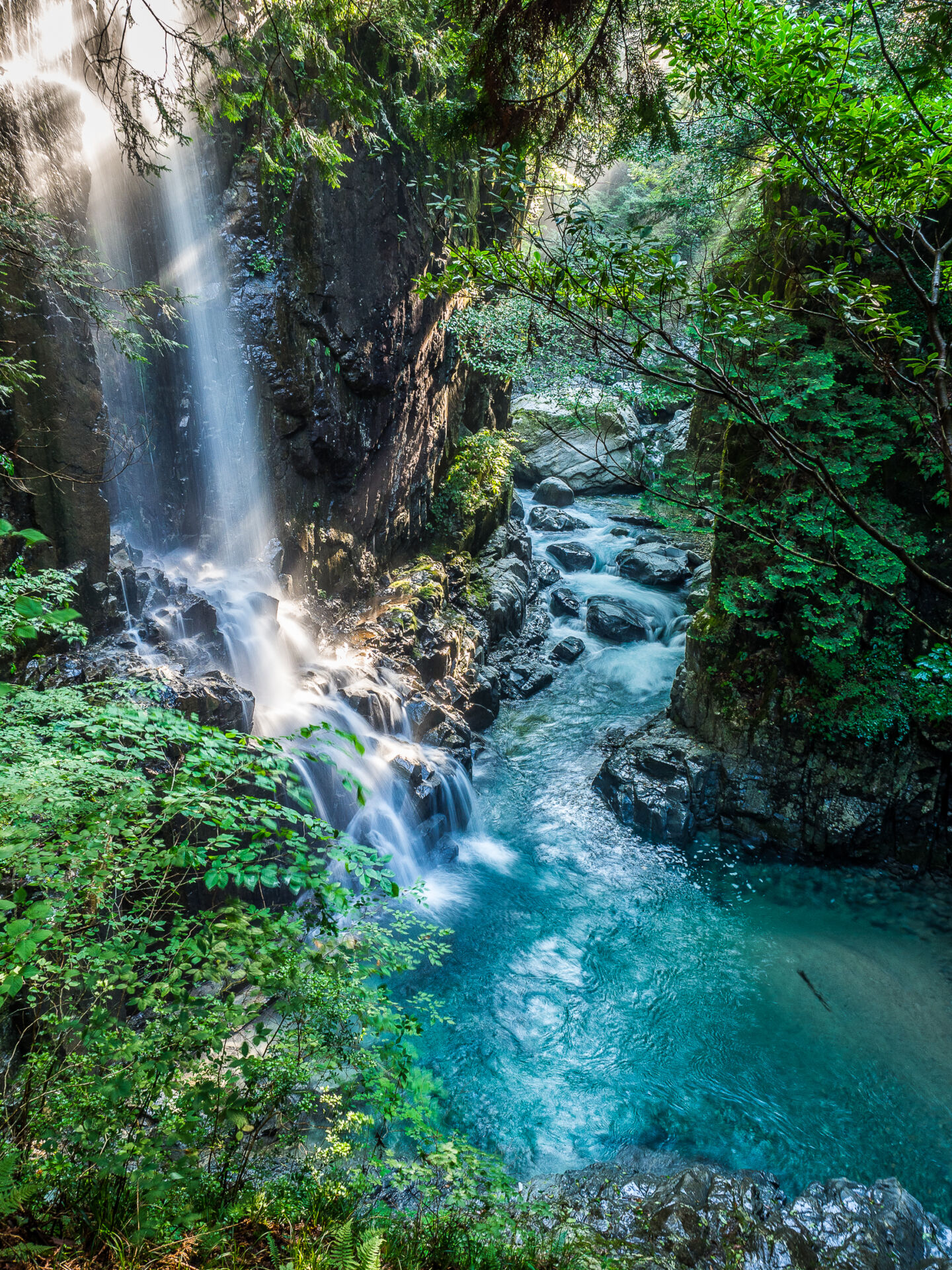 Nagoya-Tsukechi-gorge-waterfall-vert-sun-beams-ACPhotos